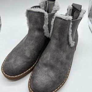 NWT Women's Grey Ankle Boots with Fur Trim , Size 8.